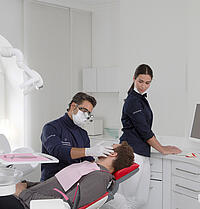 Dr. Reza Saeidi Pour during a treatment at the dental practive Seehofer in Munich.
