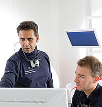 Dentist Munich - Dr. Peter Seehofer and Dr. Michael Berthold during treatment