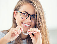Young girl with a clear aligner - Orthodontist in Munich, Dental practice Seehofer
